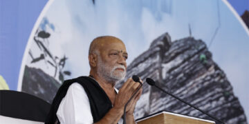 Morari Bapu grants Rs 2.2 lakh aid to kin of 20 Uganda boat mishap victims