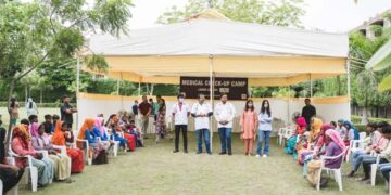 Ahmedabad Intl School student Jenisa Patel holds conjunctivitis medical camp for labourers