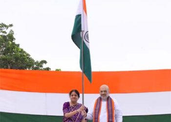 Shah hoists tricolour at his residence as part of ‘Har Ghar Tiranga’ campaign
