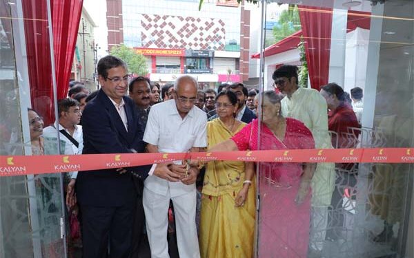 Kalyan Jewellers opens all-new showroom on Vidhyanagar Main Road in Anand