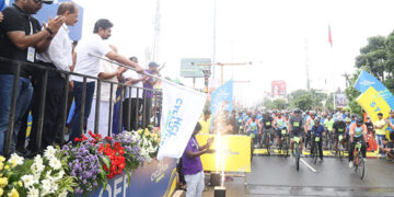 Braving rain, over 1,100 men & women take part in HCL Cyclothon
