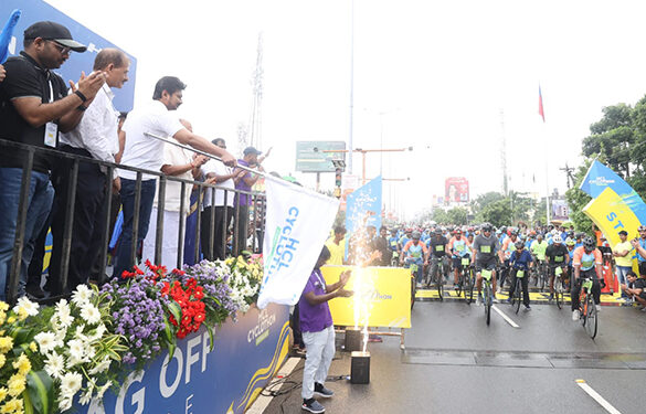 Braving rain, over 1,100 men & women take part in HCL Cyclothon