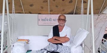 Morari Bapu pays tributes to Lakhtar, Dahod and Bangalore accident victims