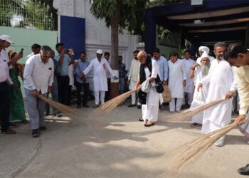 Ramcharit Manas exponent Morari Bapu participates in Swachhata Hi Seva campaign in Morbi