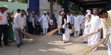 Ramcharit Manas exponent Morari Bapu participates in Swachhata Hi Seva campaign in Morbi