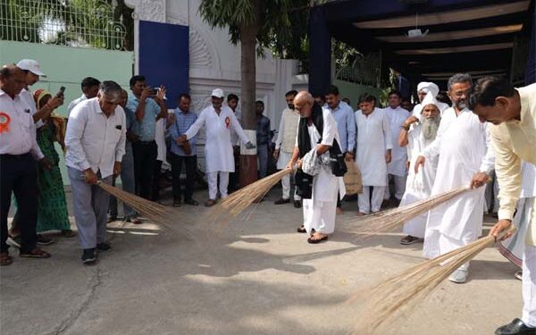 Ramcharit Manas exponent Morari Bapu participates in Swachhata Hi Seva campaign in Morbi