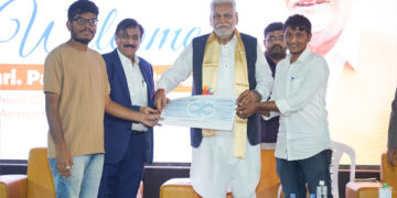 Union Minister Rupala interacts with 9 Startups & rewards 2 of them at Swarrnim University
