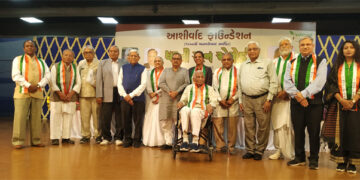 Gujarat Guv felicitates 14 selfless workers with Ashirvad Foundation’s Dharti Ratna Awards