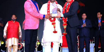 Kaviperarasu Vairamuthu receives ‘Perunthamizh Award’ in Malaysia