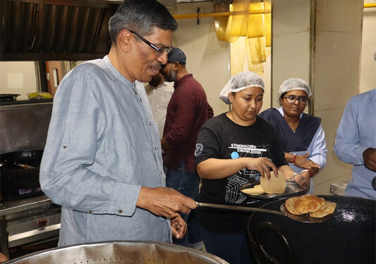 IITGN students, faculty, staff cook & serve ‘Thank You Lunch’ to nearly 100 mess workers
