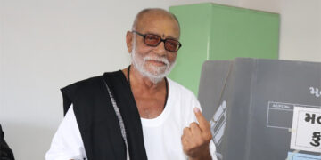 Renowned spiritual leader Morari Bapu exemplifies civic duty, casts vote in LS polls