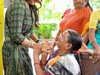 Birthday baby Sakshi Agarwal spends quality time with members of old age home