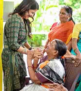 Birthday baby Sakshi Agarwal spends quality time with members of old age home