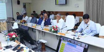 Union MoS  for Rlys reviews development works with SR officials in Chennai