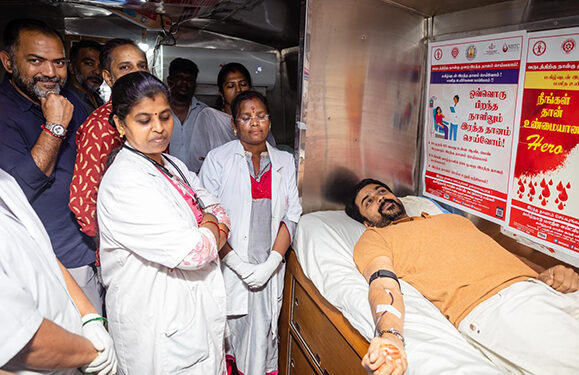 Actor Suriya and 400 fans donate blood on his birthday!!