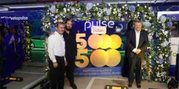 Anant and Murray inaugurate Jio-bp’s 500th EV-charging station at Jio World Centrein Mumbai