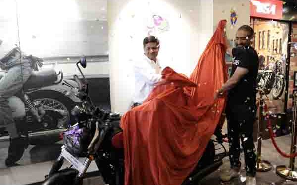 Jawa Yezdi Motorcycles’ 350 Jawa 42 FJ vrooms into Gujarat on woman power during Navratri