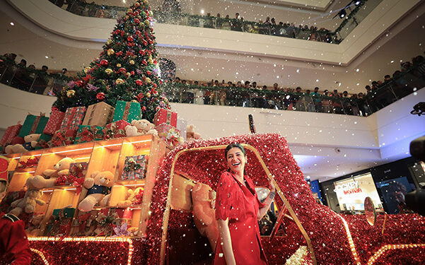 Actress Shruti Haasan illuminates the magnificent Christmas Tree at Phoenix Marketcity