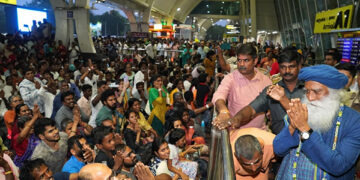 Kovai accords rousing welcome to sociopreneur Sadhguru on his return to Bharat