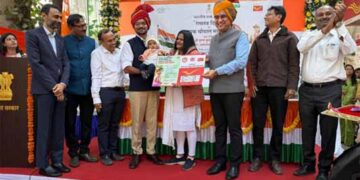 PMG of North Gujarat unfurls National Flag and interacts with beneficiaries in ‘Dak Chaupal’ in Ahmedabad