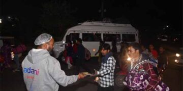 Maha Kumbh: Adani-ISKCON volunteers distribute Mahaprasad to devotees stuck in traffic