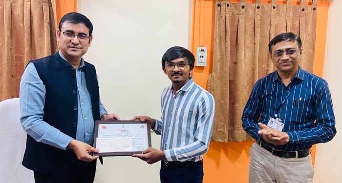 PMG KK Yadav felicitates winner of ‘Dhai Akhar’ National Letter Writing Competition