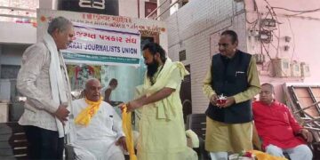 Mahantshri Vijaydasji felicitates Gujarat Journalists Union Vice President Nitin Khambholja