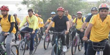 Union Sports Minister leads 750 participants in spl event with teachers at Fit India Sundays on Cycle in Delhi