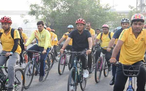 Union Sports Minister leads 750 participants in spl event with teachers at Fit India Sundays on Cycle in Delhi