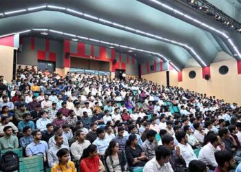 ‘Cultivate the spirit of cooperation and assimilate all kinds of knowledge to shape your leadership journey’