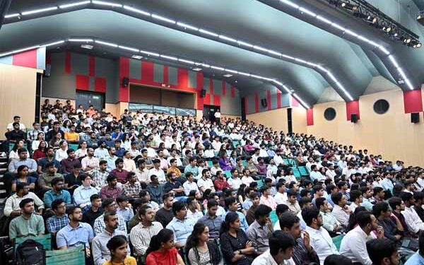 ‘Cultivate the spirit of cooperation and assimilate all kinds of knowledge to shape your leadership journey’