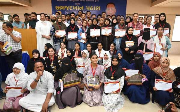 Amjad Khan Pathan’s education trust fetes top 100 meritorious students of Std 10, 12