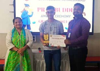 KFS Ghatlodia felicitates Grade 10 achievers in a celebratory Pratibuddh Award Ceremony