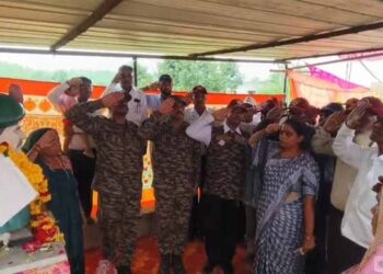 Indian Army pays floral tribute to Kargil hero, fetes his family at Doli village in Mahisagar dist