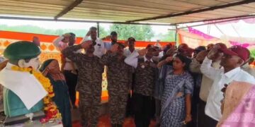 Indian Army pays floral tribute to Kargil hero, fetes his family at Doli village in Mahisagar dist