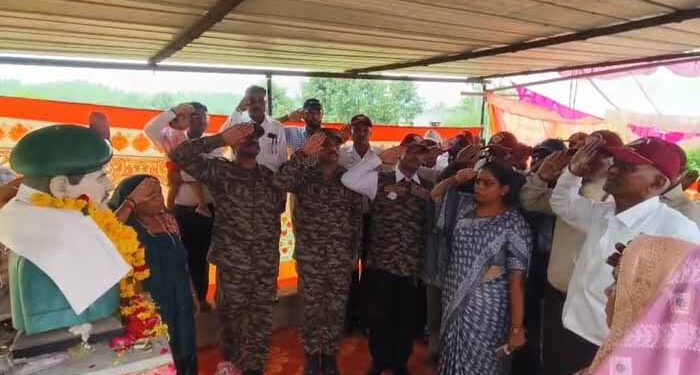 Indian Army pays floral tribute to Kargil hero, fetes his family at Doli village in Mahisagar dist
