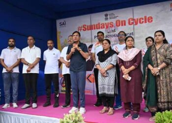 Dr Mansukh Mandaviya leads nationwide Fit India Sundays on Cycle from Gandhinagar