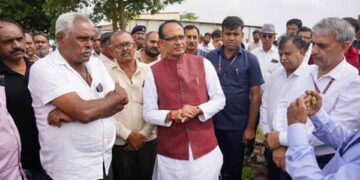 Union Agriculture Minister turns ‘one-day farmer’ at the groundnut fields of Gujarat