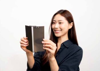 Samsung Display’s foldable OLED panel proves exceptional durability with 500,000-fold test