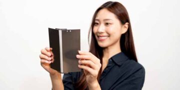 Samsung Display’s foldable OLED panel proves exceptional durability with 500,000-fold test