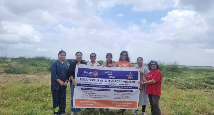 Rotary Club of Bhavnagar Vibrant plants 100 saplings to mark the International Youth Day 