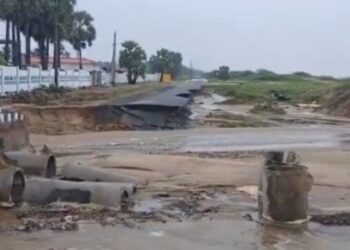 Cyclone Montha lashes Andhra Pradesh: heavy rains, mass evacuations, telecom teams on high alert