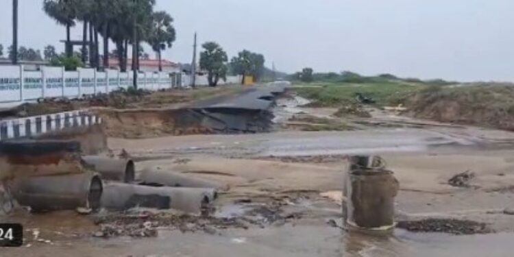 Cyclone Montha lashes Andhra Pradesh: heavy rains, mass evacuations, telecom teams on high alert