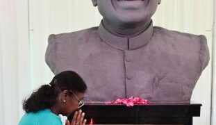 President unveils bust of former President K.R. Narayanan at Raj Bhavan, Thiruvananthapuram