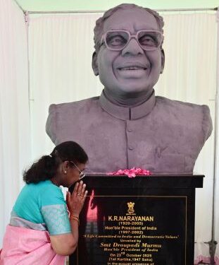 President unveils bust of former President K.R. Narayanan at Raj Bhavan, Thiruvananthapuram
