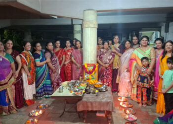 Navli Navratri celebrated with Grand Maha Aarti at Vraj Deep Apartment Society in Maninagar