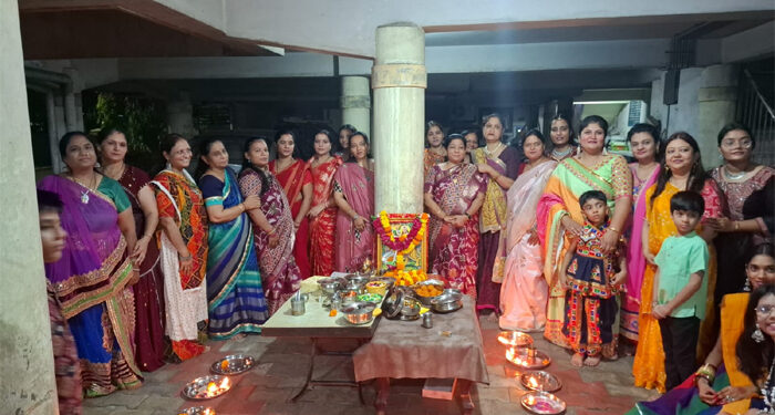 Navli Navratri celebrated with Grand Maha Aarti at Vraj Deep Apartment Society in Maninagar