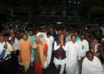Everything Grown on Agricultural Land Must Belong to Farmers: Sadhguru Urges Union Agriculture Minister to Amend British-Era Laws