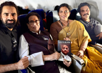 Jay Patel honours a cultural legend, presents Barrister Mr. Patel to Hridaynath Mangeshkar