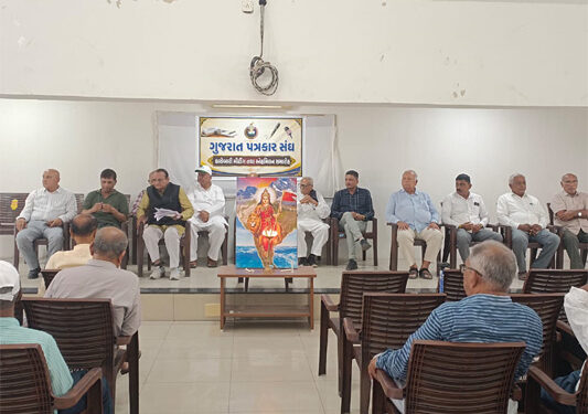 GJU fetes octogenarian scribe for publishing over 550 books as Visnagar meet celebrates the power of fearless journalism